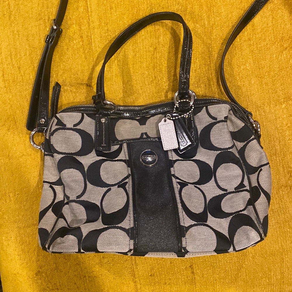 Classic Coach satchel bag 👜 Adjustable drop strap.